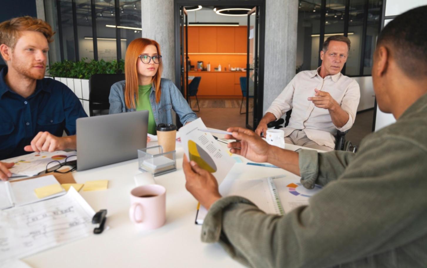 Bureau avec documents financiers et ordinateur