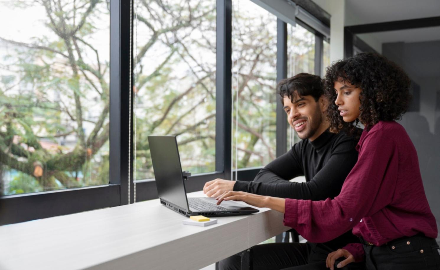 Équipe travaillant sur des modèles financiers collaboratifs