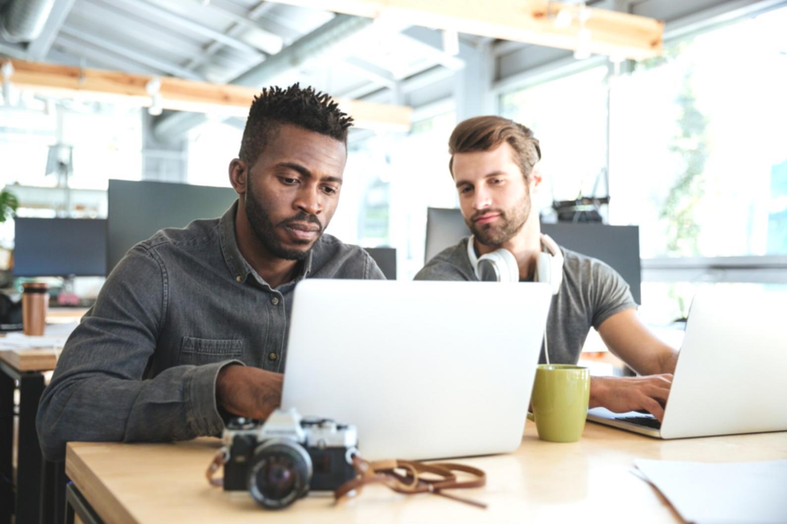 Réunion stratégique avec graphiques financiers